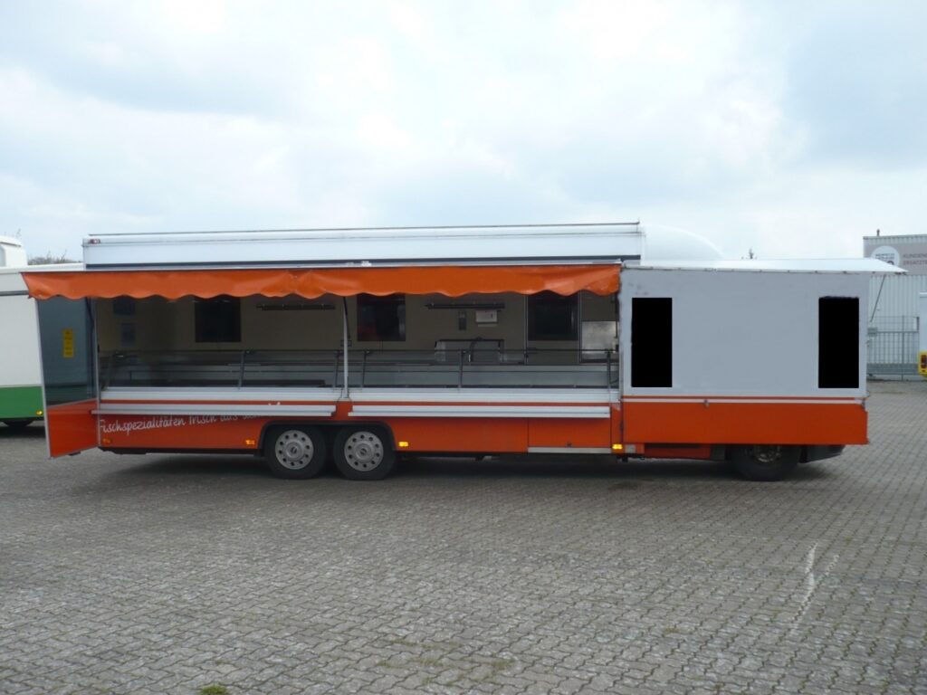 Fischverkaufsmobil mit 6m Kühltheke mit 2 Kühlfächern-Ausstattungsdetails: Arbeitsflächen aus Edelstahl, Beifahrerdoppelsitzbank, Raumkühlung mit Lochdecke, Verblendung Fahrerhaus, Unterflur-Abwassertank, AT-Getriebe bei 172.500 km