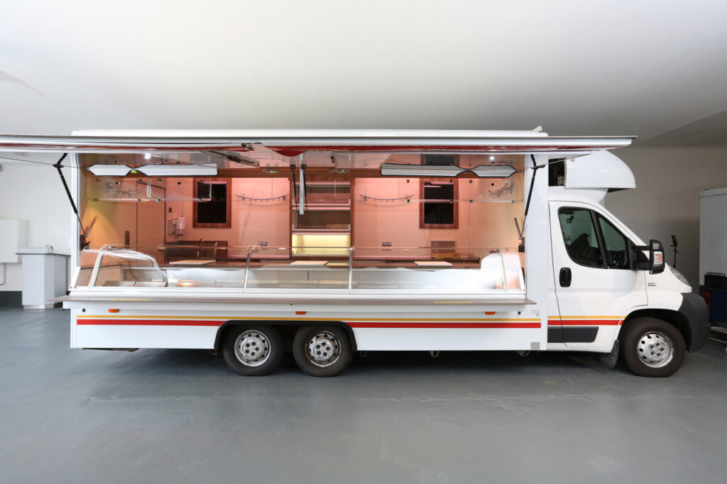 Fleischverkaufsmobil mit 4,70m ausfahrbarer Panorama-Kühltheke mit BÄRO LED-Strahlern-Ausstattungsdetails: Kühlregal, Rückfahrkamera, Radio, Klimaanlage im Fahrerhaus, Klappenschlossentriegelung mit Fernbedienung, uvm.