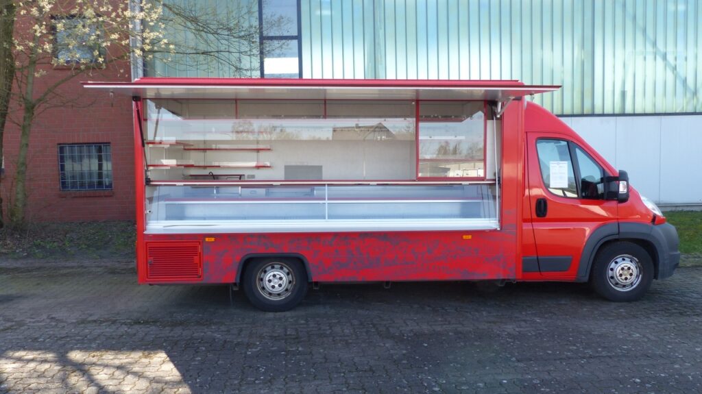 Verkaufsmobil mit 4m Kühltheke und großer Kühltruhe.