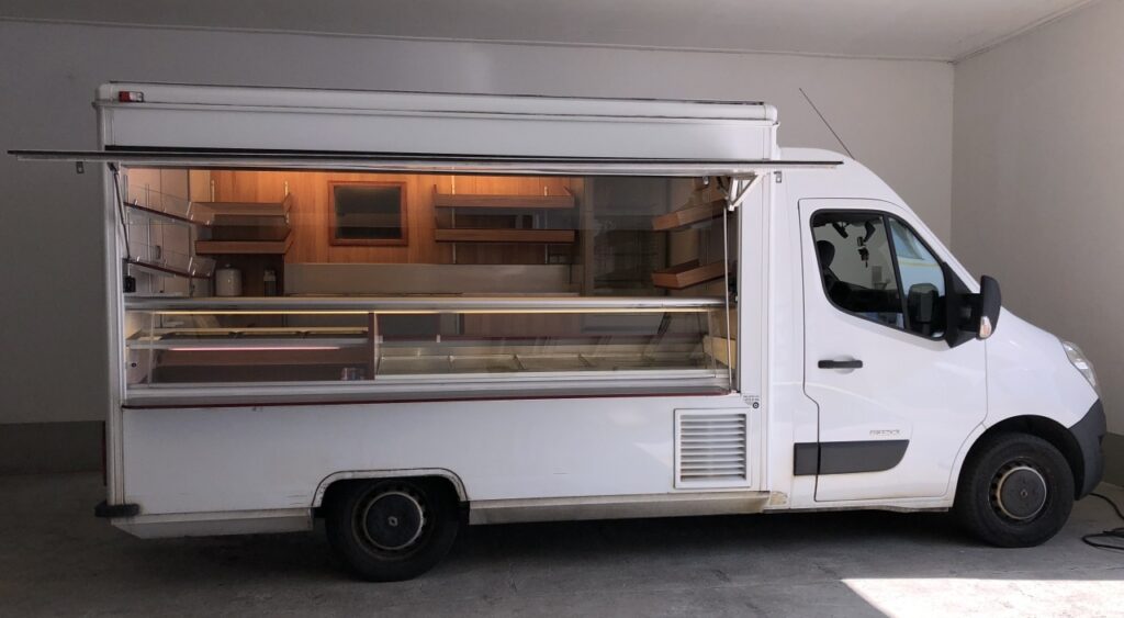 Frühstücksverkaufsmobil mit UBERT Bainmarie (2,7 kw), 2 x 2/3 GN & 2 x 1/3 GN-Behälter,-1 Liebherr-Kühlschrank mit Glastür, 4 Regale an Verkaufsrückseite, 4 Regale über Theke, Rückfahrkamera-Gepflegter Zustand. Fahrzeug hat einen reparierten Frontschaden.