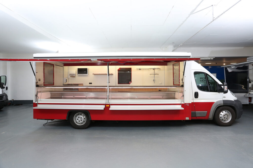 Wochenmarkt Verkaufsmobil, Beifahrerdoppelsitzbank, Kühltheke mit  670 mm Auslage und verstärkter Kühlleistung, große Kühltruhe.--Ein Verkauf im aktuellen Zustand ist möglich, sprechen Sie uns hierzu gerne an.