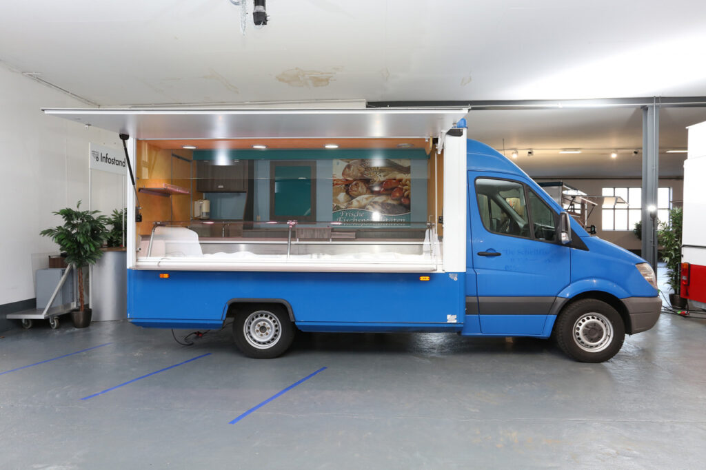 Gepflegtes Verkaufsmobil mit 5-Gang Automatik-Getriebe, Sitzheizung, halbautom. Klima und Schwingsitz in Komfortausstattung.-Panorama-Kühltheke 670 mm Auslagentiefe mit Heißgasabtauung und Bäro-LED-Beleuchtung.