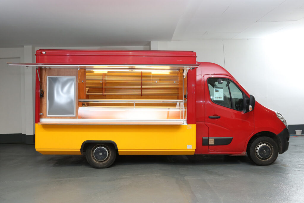 Touren-Verkaufsmobil  mit geringer Laufleistung, keine Kühlung aber großer Nachschubplatz für Brotkisten vorhanden.