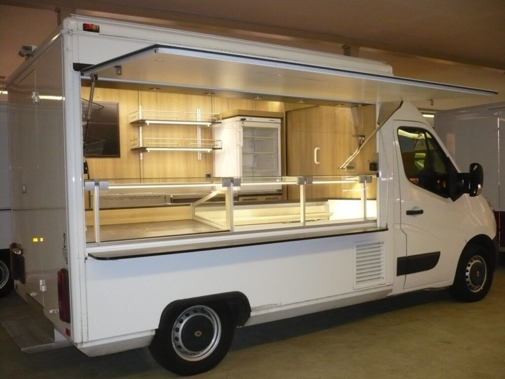 Top ausgestattetes Fahrzeug mit senkrechter Panorama-Thekenverglasung, Ubert-Bainmarie 2 x 2/3 GN propangasbeheizt, Rückfahrkamera, Liebherr Kühlschrank mit Glastür, fester Einstiegstritt an Heckseite, LED-Beleuchtung uvm.