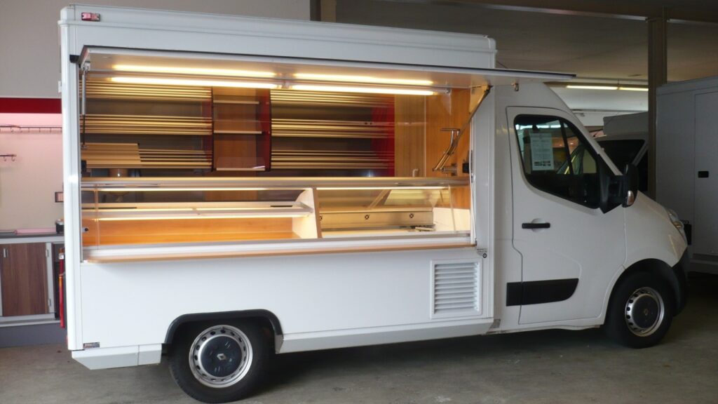 Backwaren Verkaufsmobil für den Tourenverkauf.-Sonderdekore in rot und schwarz im Verkaufsraum-Das Fahrzeug wurde komplett überarbeitet inklusive Inspektion und neuer TÜV-Abnahme.