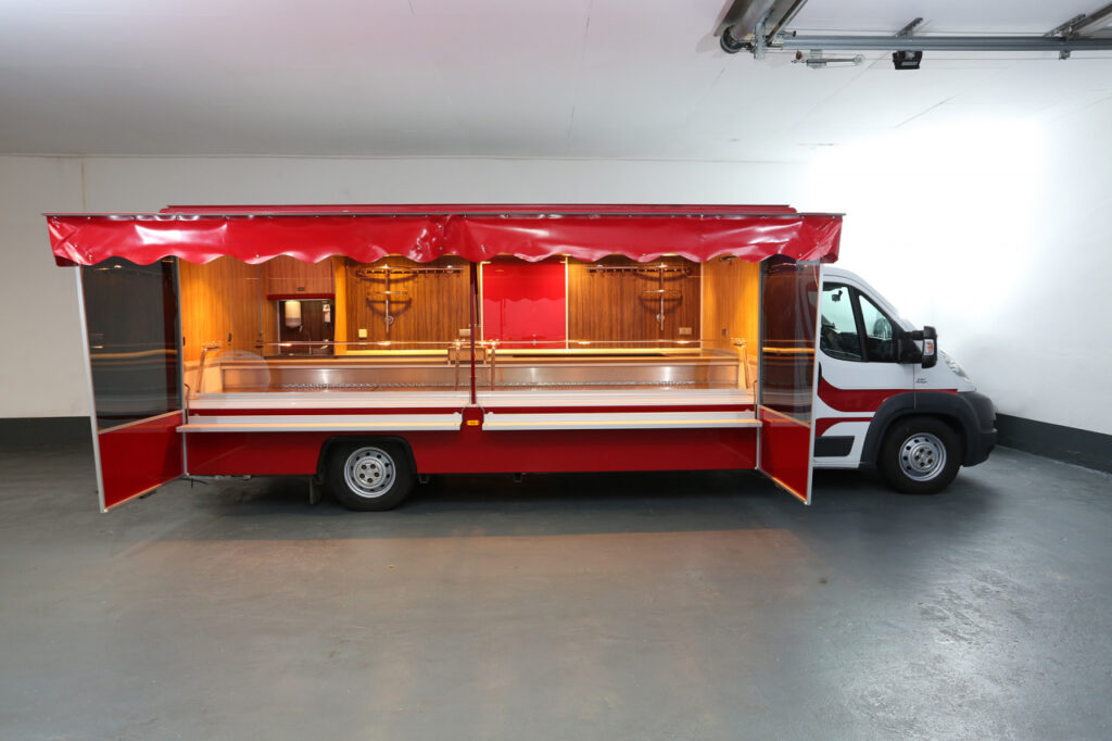 Komplett überarbeitetes Wochenmarkt Verkaufsmobil mit verstärkter Kühlanlage und Panorama-Kühltheke, 740 mm Auslage, 3 Kühlschubladen unter Theke, 1 Kühlschrank, Bäro-Strahler überTheke, Toplight-Strahler an Rückwand, beheizte Körperschutzkante, Rückfahrvideosystem, Standheizung uvm.