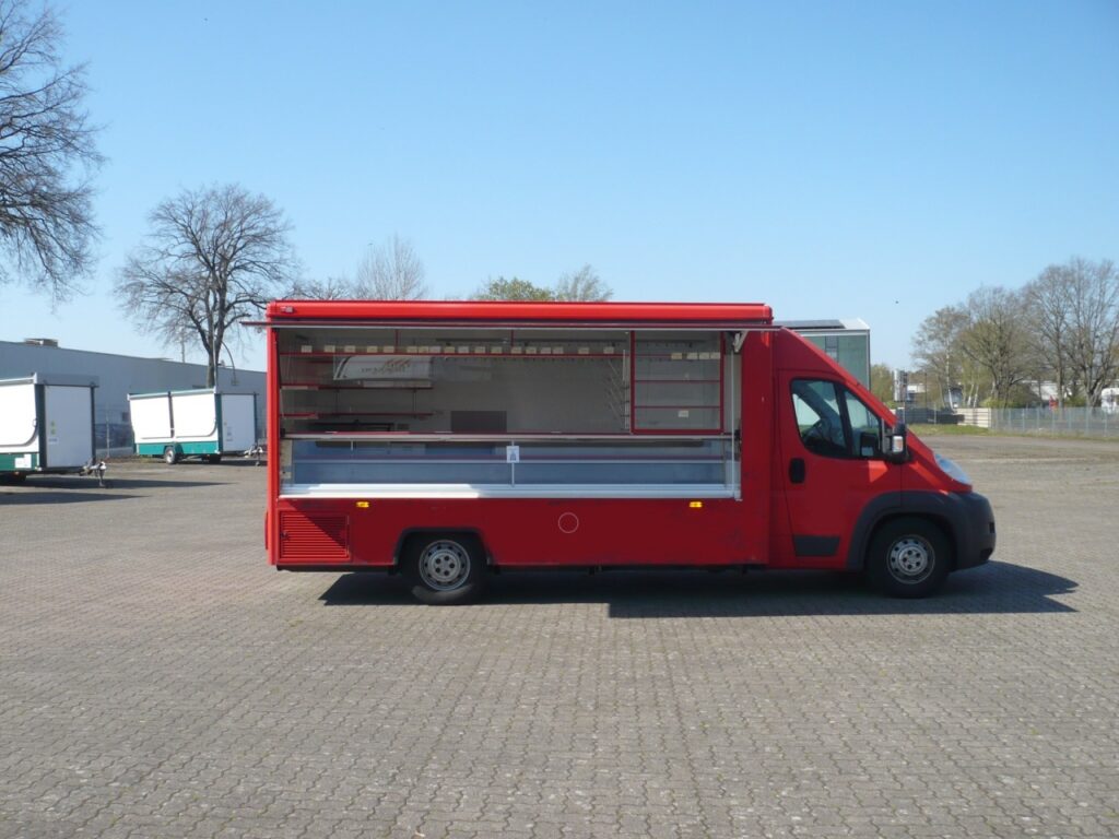 Fleischverkaufsmobil mit 4m Kühltheke.-Ausstattungsdetails: Digitaler Fahrtenschreiber, Hackblock, 3 Borde, Isoliertruhe uvm.