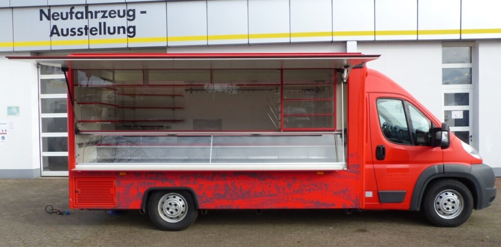 Verkaufsmobil mit 4m Kühltheke und großer Kühltruhe.