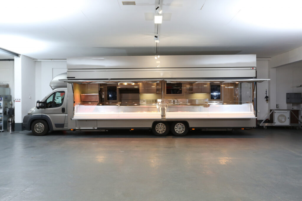 Fischverkaufsmobil mit Verkaufsseite links, geringer Kilometerleistung, 6,50 m elektrisch ausfahrbare Kontaktkühltheke mit Leistungssteigerung 32°, feste Trennung 4,50 / 1.90 m, Kühlschränke von außen bestückbar, UBERT Griddlebräter BGG100 und Zweikorbfriteuse KF 4 mit Abzugshaube, Kombi-Schnellgarsystem, gekühlte Schrägauslage, LCD-Rückfahrvideosystem, Unterflur Abwassertanks uvm.