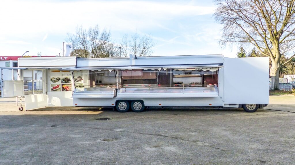 Sehr gepflegtes Fisch & Feinkost-Verkaufsmobil mit sehr geringer Km-Laufleistung, Radio & Standheizung im Fahrerhaus, Rückfahrkamera, Rolldach mit ausklappbarer Seitenwand und Windschutz, 8,50 m Schiebetresen davon 5,00 m Panorama-Kühltheke mit 820 mm Auslagentiefe, 3,00 Kontaktkühltheke, gekühlte Schrägauslage, Edelstahl-Arbeitsflächen, großer Imbißanlage mit Dunstabzugshaube im herausfahrbaren Erker, Geschirrspüler und Waschbecken im herausfahrbaren Erker, BÄRO-Strahler im Deckenlichtkasten, Deckenheizstrahler, Fußbodenheizung und vieles mehr.--Der Verkauf erfolgt im Kundenauftrag.