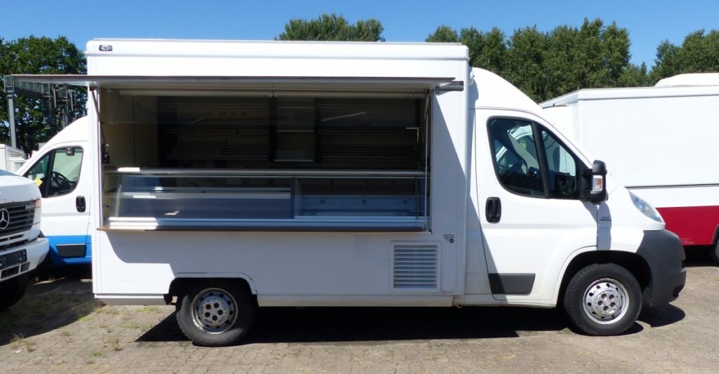 Touren-Verkaufsmobil Typ "Prestige".--Das Fahrzeug hat keinen TÜV (ohne gültige Hauptuntersuchung), daher erfolgt der Verkauf zum Sonderpreis nur im aktuellen Zustand.-Der Aufbau wurde bereits überarbeitet, weitere Instandsetzungsarbeiten nur gegen Aufpreis. -Erforderliche Arbeiten: z.B. Inspektion, Zahnriemen, Turbolader, Servolenkung, Bremsscheiben und Beläge, Achslenker, Domlager, Bereifung und Stoßfänger vorn.