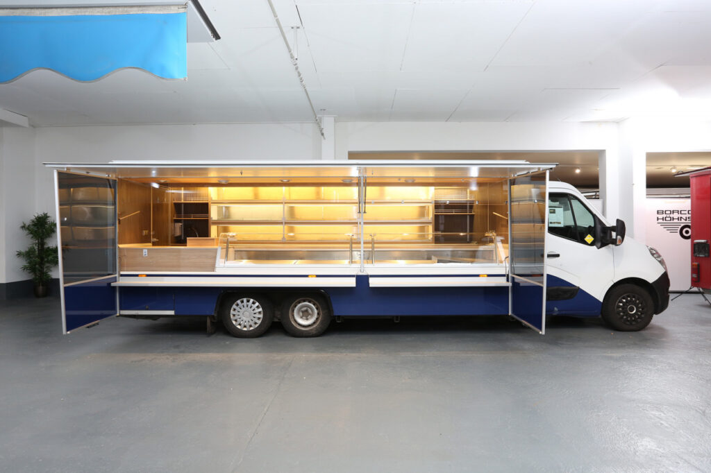 4,00 m Panorama-Kühltheke mit verstärkter Leistung, Stufentheke hinten mit gekühlter Butterplatte, 6 Kühlfächer an Verkaufsrückseite, Rückfahrkamera, Klang & Klimapaket, Ablagenpaket, Klare-Sicht-Paket, Sitzheizung Fahrersitz uvm. Innenhöhe Verkaufsaufbau 1940 mm beachten, Gesamthöhe des Fahrzeuges nur 2.420 mm.