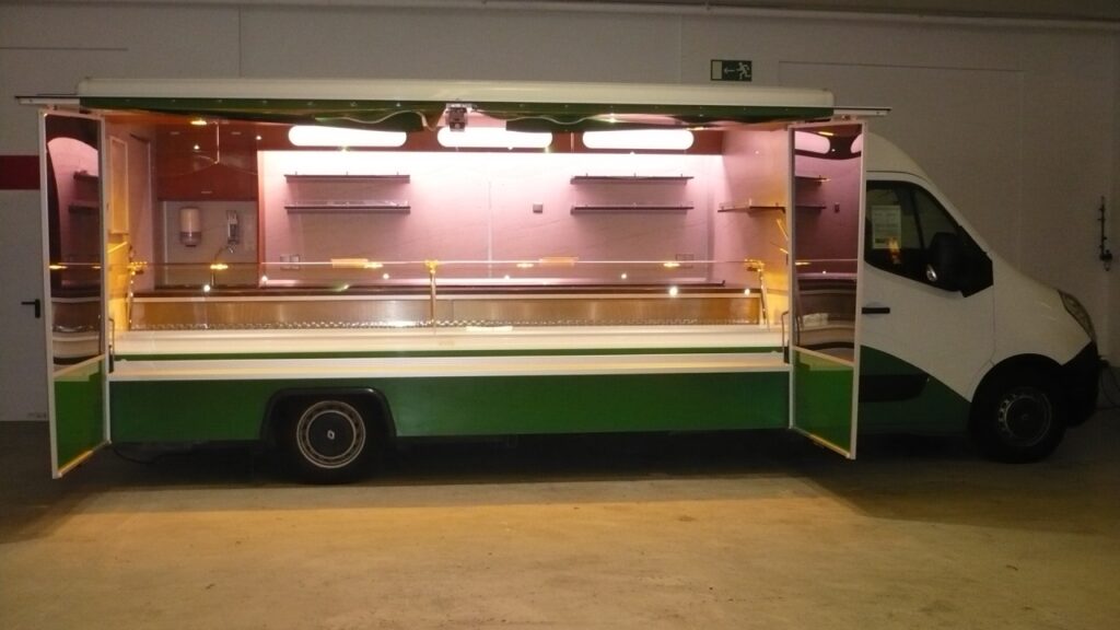 Gepflegtes Wochenmarkt-Verkaufsmobil, Kühltheke mit 740 mm Auslagentiefe, Thekenarbeitsfläche aus Edelstahl, Seitenblenden auf Alu-Rahmen, Forming-Deckenlichtkasten und Lampenblende mit Sichtfeldern.-Mobil wurde komplett aufbereitet inklusive Inspektion Renault und Wartung der Kühlanlage.