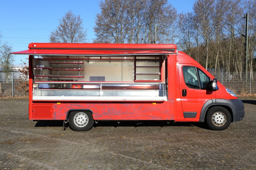 Verkaufsmobil mit 4m Kühltheke und großer Kühltruhe.