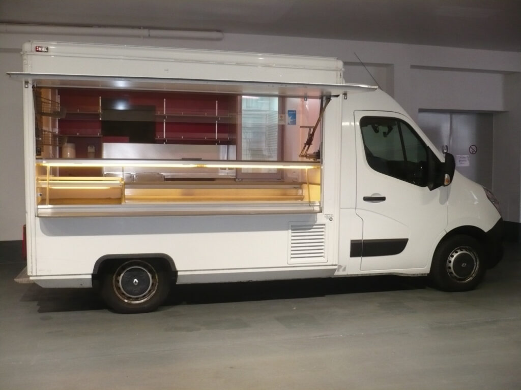 Snack & Frühstücksverkaufsmobil. 2  x Bainmarie mit Propangasbetrieb, Edelstahl-Arbeitsfläche, Einstiegstritt an Heckseite, Rückfahrkamera uvm.-Ein Verkauf im Ist-Zustand ist möglich, sprechen Sie uns hierzu gerne an.