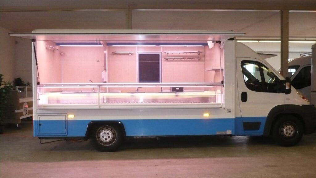 Fleisch- und Wurstwaren-Verkaufsmobil in sehr gutem Zustand mit Lithium-Ionen-Batteriepaket.