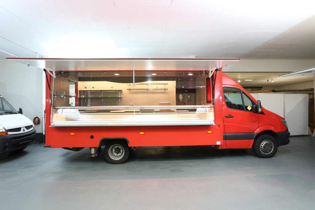 Gepflegtes Touren- und Wochenmarkt-Verkaufsmobil mit Lithium-Ionen-Batteriepaket.