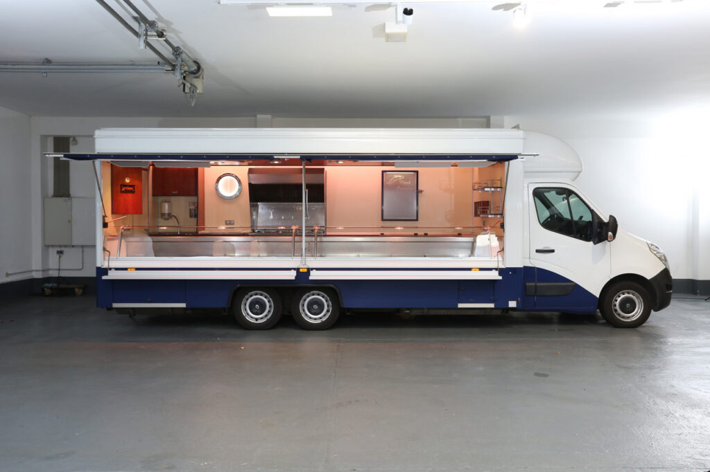 Sehr gepflegtes Wochenmarkt-Verkaufsmobil. 4 Bartscher Elektro-Einzelfriteusen mit Abzugshaube, Propangas-Heizung, beheizte Körperschutzkante, Top-Light-Strahler über Theke, Unterflur-Abwassertanks, große Kühltruhe, Thekenkühlung mit verstärkter Leistung 32° uvm. Renault mit Klang & Klima-Paket sowie Licht- und Regensensor und Nebelscheinwerfer.