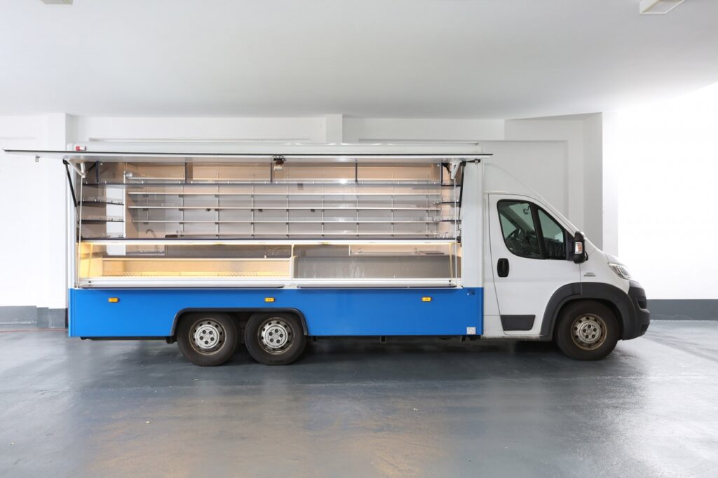 Verkaufsmobil mit 2,50m Kühltheke und 2m Trockentheke, große Kühltruhe.-Ausstattungsdetails: Sehr viele Regale an Verkaufsrückseite und zusätzlicher Platz die Nachrüstung einer Kühltruhe o.ä., Rückfahrkamera, Radio mit Lenkradbedienung und Bluetooth. AT-Motor bei 188.600 km