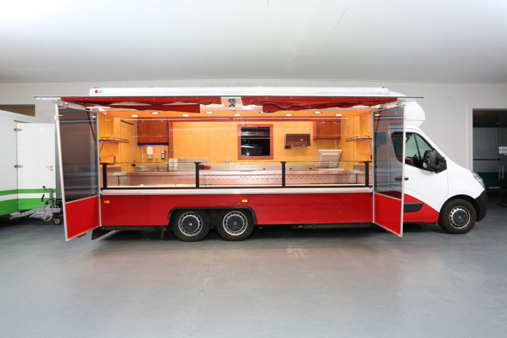 Wochenmarkt-Verkaufsmobil mit umfangreicher Ausstattung.
