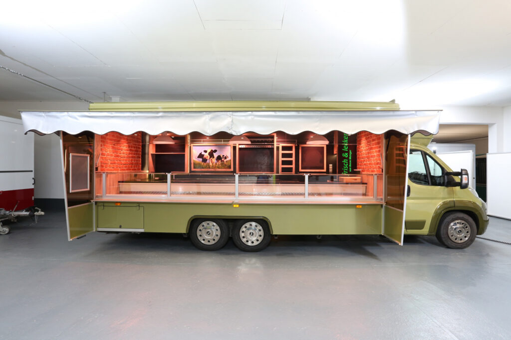 Sehr schönes und gepflegtes Wochenmarkt-Verkaufsmobil im Landhausstil mit Wänden in Steinoptik. Kühltheke mit senkrechtem Glasaufsatz und verstärkter Kühlleistung 32°, 740 mm Auslage, 3 Kühlfächer unter Theke, 2 Kühlfächer als Kühlschrank, Fahrzeugdecke schräg mit BÄRO LED-Strahlern und runden Hängeleuchten, Dekorelement unter der Verkaufsklappe, Gasheizung uvm, FIAT mit Sonderausstattung wie z.B. Klima, Bluetoothradio, Sitzheizung Fahrersitz, Nebelscheinwerfer uvm.
