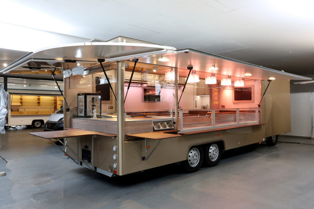 Sehr geringe Kilometerleistung, verstärkte Kühlleistung, Sonderausstattung Fiat mit Klima, Regen- und Lichtsensor, Radio & Navi und Rückfahrkamera. Verblendung vom Fahrerhaus, elektrische Fußbodenerwärmung, Bäro LED-Strahler mit Lampenschirmen uvm. Imbissgeräte: Zweikorbfriteuse und Griddlebräter mit Abzugshaube.