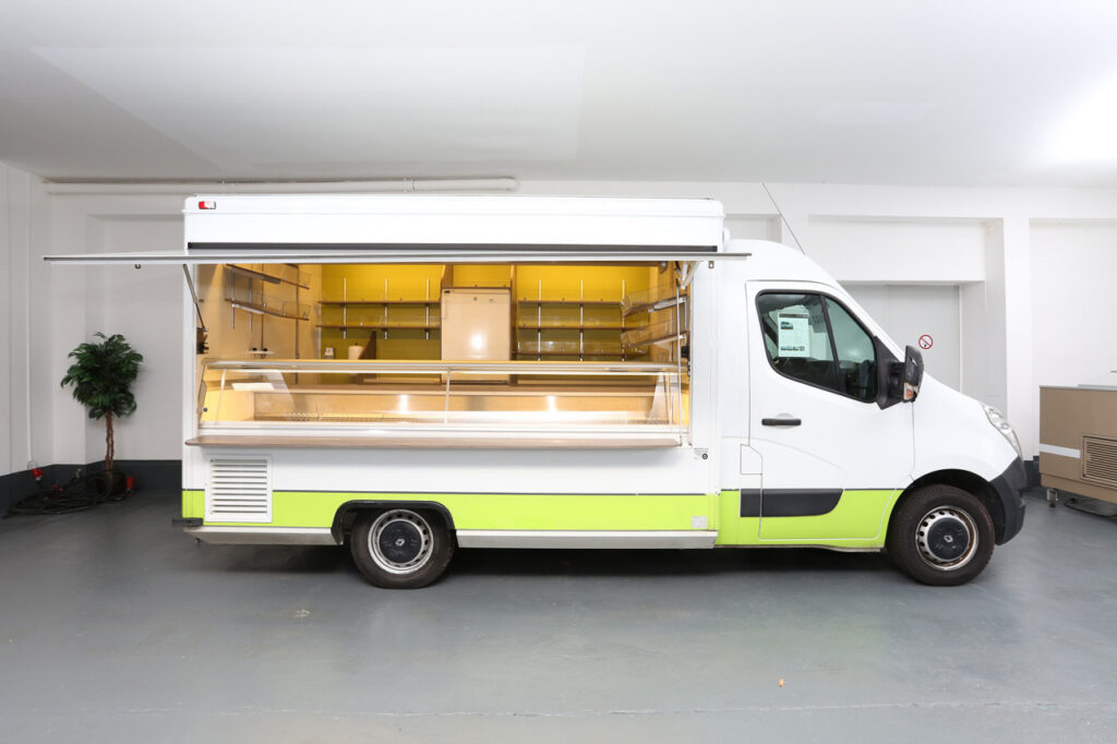 Verkaufsmobil für den Tourenverkauf mit 3,30m Kühltheke.