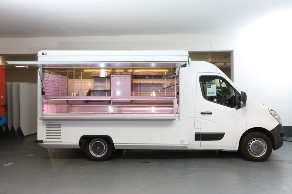 Gepflegtes Verkaufsmobil für den Tourenverkauf mit 3,30m Kühltheke, Kühlschrank, verschiedenen Borden und Rückfahrkamera.--Der Verkauf erfolgt im Kundenauftrag.