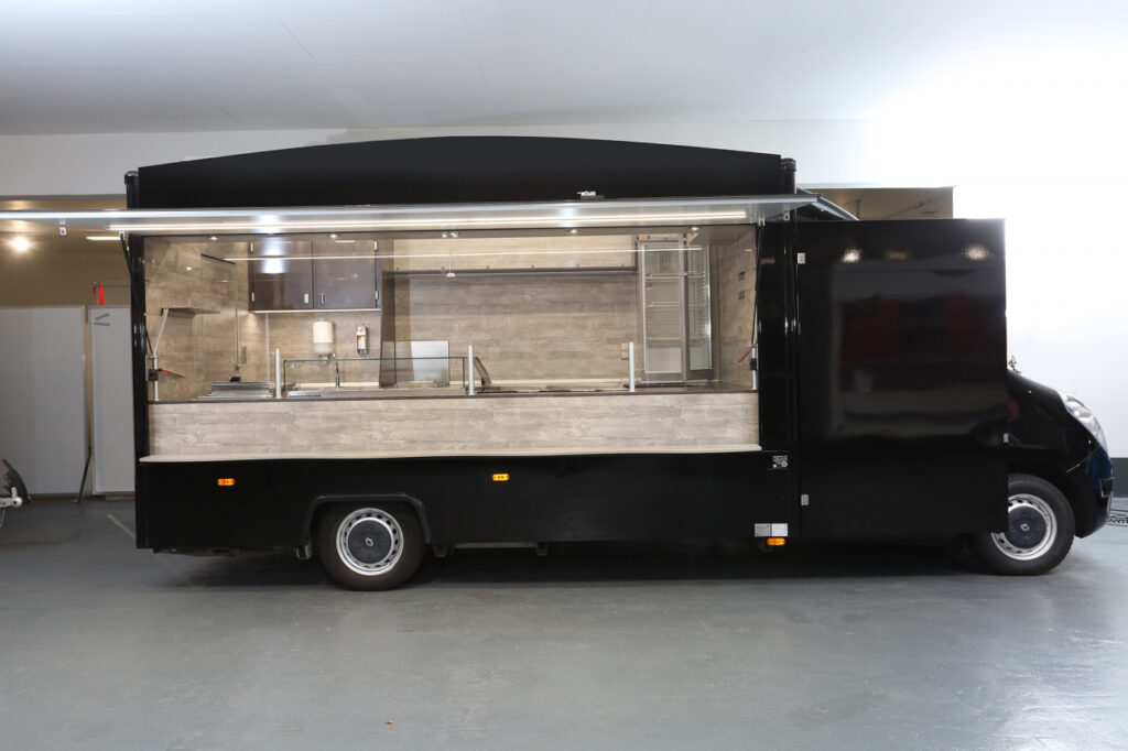 Sehr schöner Foodtruck mit Saladette, Griddlebräter, Friteuse, alle Geräte auf Propangasbasis, mehrere Kühlschränke, Verblendung Fahrerhaus, LED-Lichtleisten im Verkaufsraum uvm.