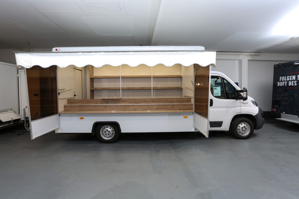 Sehr gepflegtes Marktmobil mit vielfältigen Einsatzmöglichkeiten.-Rückfahrkamera, elektr. Außenspiegel, CD-Radio mit Bluetooth, Stufentheke, Borde, Lochwandhänger, Windschutzplane