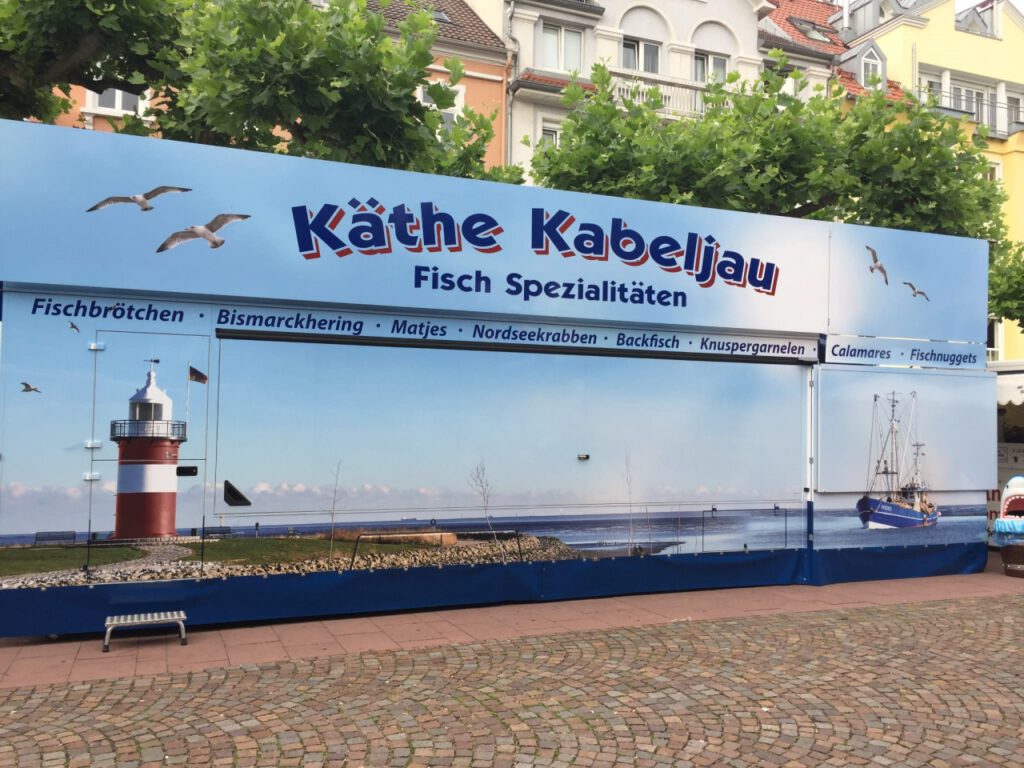 Verkaufsmobil der Extraklasse, eingerichtet für den professionellen Fischbrötchen Verkauf, elektr. Backfisch-Friteuse, Panorama-Kühltheke mit verstärkter Leistung 32°, 670 mm Auslage, Kühlschränke an Verkaufsrückseite mit gekühlten Einsätzen, Wisheu-Minimat Backöfen und Brötchen-Förderband. Kompletter LED-Beleuchtung, elektrisch ausfahrbarem Reklameschild auf dem Dach, Fahrerhausverblendung, Fiat-Fahrerkomfortsitz, Klima, Radio, Navy, Rückfahrkamera uvm.-Der Verkauf erfolgt im Kundenauftrag.