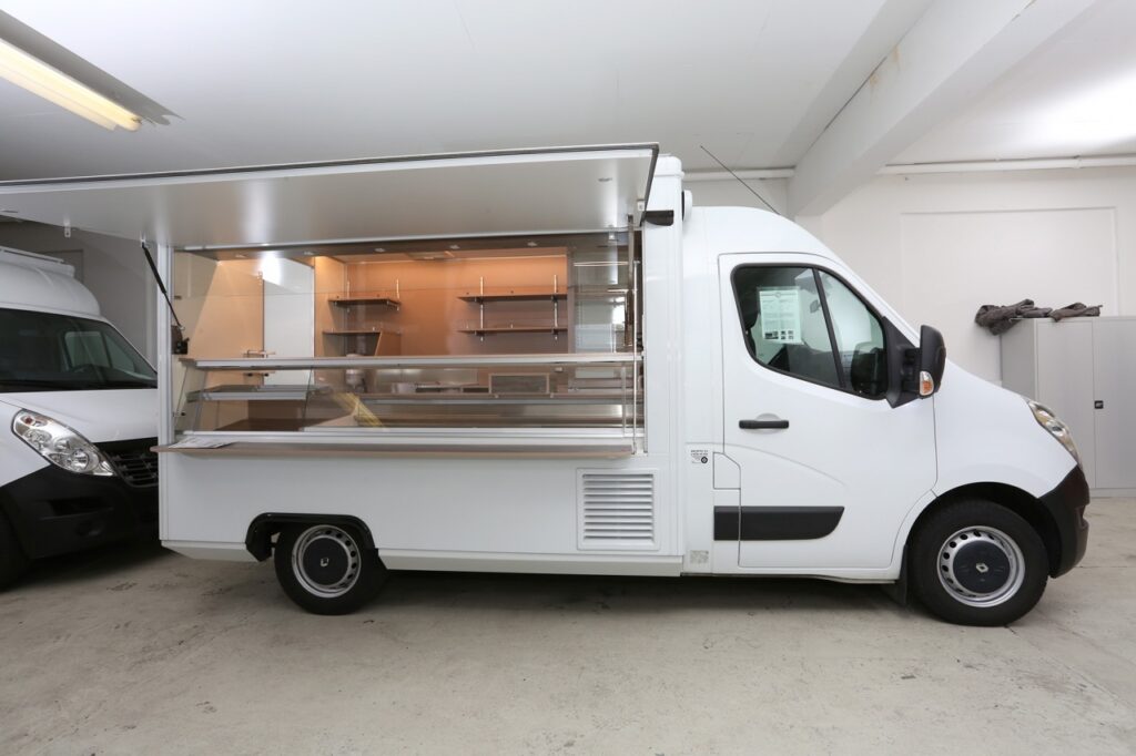 Frühstücksverkaufsmobil mit UBERT Bainmarie, 1 Liebherr-Kühlschrank mit Glastür, Regale an Verkaufsrückseite, LED-Beleuchtung.-Gepflegter Zustand, wenig Kilometer.