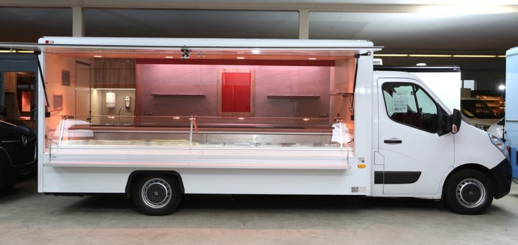 Junges Gebrauchtfahrzeug in gutem Zustand, Wartung und Überholung durchgeführt, sofort einsetzbar. Theke mit verstärkter Kühlung.