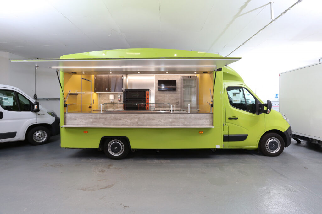 Borco Höhns Foodtruck mit sehr kleiner KM-Leistung. Bartscher Pizzaofen für 8 Pizzen a`30cm, Bartscher Saladette (Kühlaufsatzvitrine) und Bainmarie sowie ein LCD Rückfahrvideosystem.-Umbau der Inneneinrichtung gegen Mehrpreis möglich. Wir machen Ihnen gerne ein individuelles Angebot.