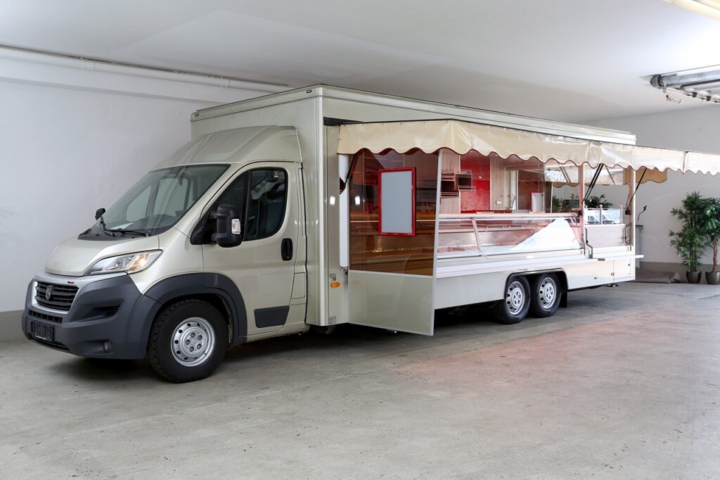 Sehr schönes und gepflegtes Verkaufsmobil mit umfangreicher Ausstattung und verstärkter Thekenkühlung, Imbißabteil mit  Rostgrill mit Dunstabzug an der Heckseite mit ausklappbarem Esstisch und Schiebescheiben, BÄRO-LED-Strahler, Kabeltrommel auf Drehtisch, 400 V-Spannungswächter, Seitenblenden,  Regalsystem an Verkaufsrückseite, Radio, Rückfahrkamera, LED-Schlußleuchten, Beifahrerdoppelsitzbank, Metallic-Lackierung uvm.