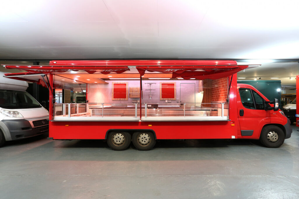 Verkaufsmobil für den ambulanten Verkauf- -Backwarentheke ungekühlt in neuer Ausstattung.-Brotborde, Arbeitsfläche für Brötchenkörbe und 2 Kuchenblechnachschubregale-Renault Master mit Allwetterbereifung und Radio