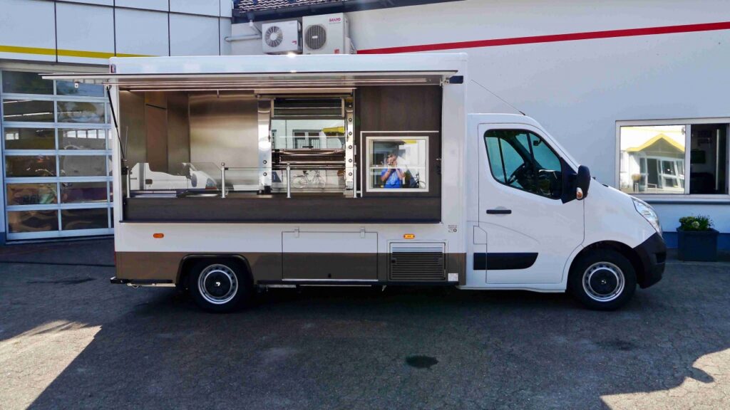 Grillhähnchenverkaufsmobil mit starker Doppelfriteuse, Gastank, Vorratskühlschrank, Kühlvitrine, LED- Beleuchtung uvm.