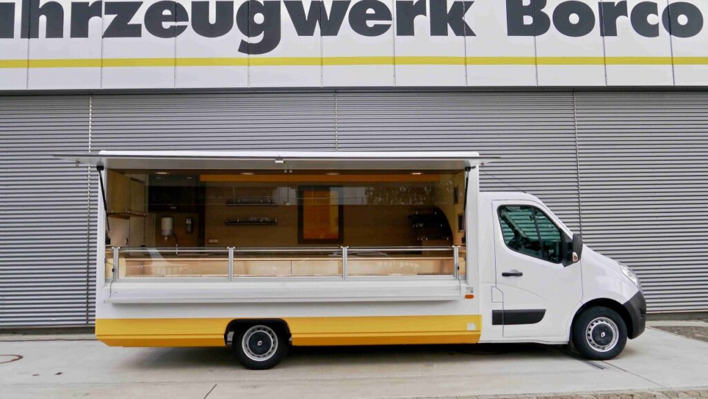 Hochwertiges Verkaufsmobil für Molkereiprodukte mit viel Kühlraum unter der Theke, Warenpräsentationstreppe, Thekenzubehör