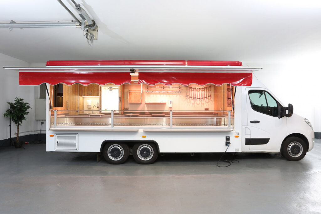 Sehr gepflegtes Verkaufsmobil  für Wochenmarkt und Verkaufstouren geeignet. Batteriepaket mit Lithium-Ionen Batterien eignet sich für den Tourenverkauf als auch für die Kühlung während der Fahrt zum Markt.  Der Verkauf erfolgt im Kundenauftrag.