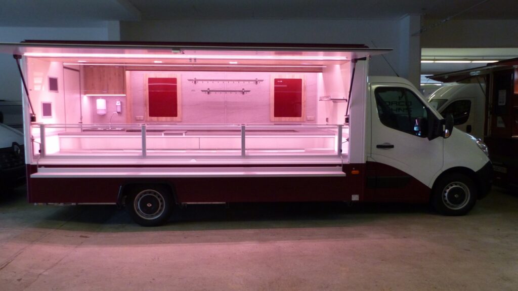 Arbeitsfläche,Hygienepaket nach DIN 10500,Hakenschienen,Verkaufskühltheke OPTIMA,Waagenplatte,Kassenschublade,Wandregal,BÄRO-LED Leuchten,LED-Food Lichttband,Waschbecken,Werbetafel mit Glasschriftfeld,Plakatrahmen.