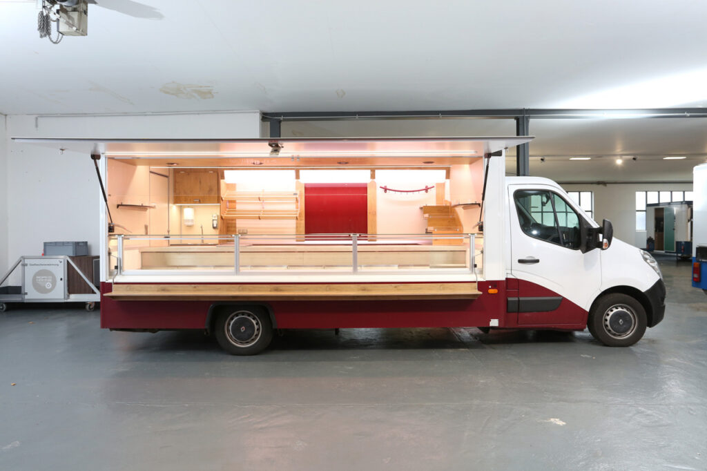 Verkaufskühltheke mit 740 mm Auslage, 3 Kühlfächer unter Theke, BÄRO LED-Strahler, LED-Lichtband unter Verkaufsklappe, Präsentationstreppe, Arbeitsfläche, Wandregal, Werbetafel mit Glasschriftfeld.--Der Verkauf erfolgt im Kundenauftrag.