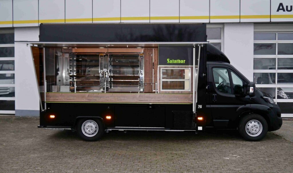 Grillhähnchenverkaufsmobil mit starker Doppelfriteuse, Gastank, Vorratskühlschrank, Kühlvitrine, LED- Beleuchtung uvm.