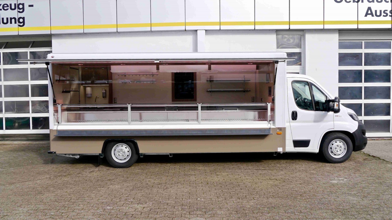 edles 5 m Verkaufsmobil für Fleisch und Wurstwaren-Optima Kühltheke mit 32°C Kühlung-beheizter Körperschutzkante-diversem Thekenzubehör
