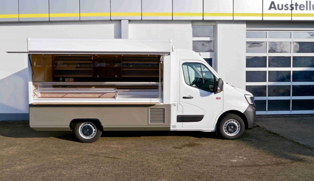 Jahreswagen mit Lithium-Ionen-Batteriepaket, elektrische Klappenöffnung, Deckenbord oberhalb der Klappenöffnung, diverses Thekenzubehör (z.B. Schneideplatte), Zwischenablage in Theke