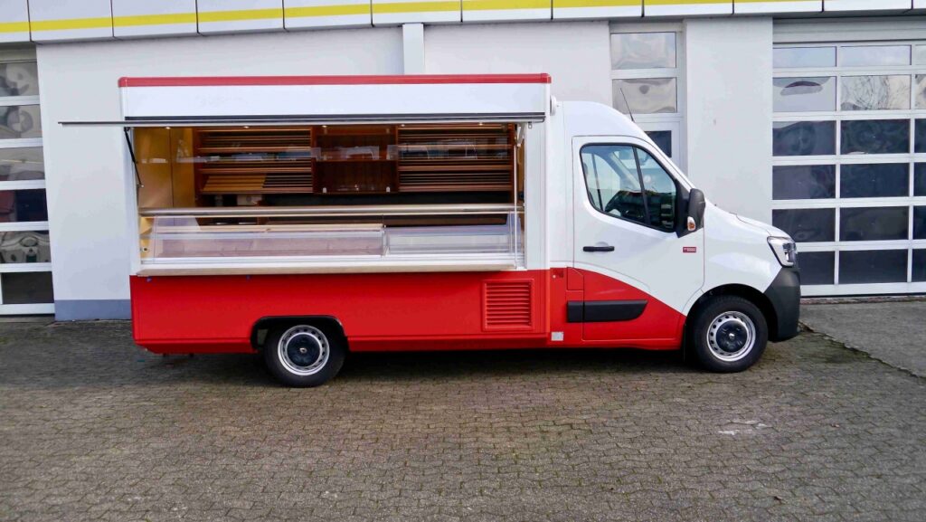 Hochwertiges Neufahrzeug:-Lithium-Ionen-Batteriepaket, elektronische Klappenöffnung, Deckenbord oberhalb der Klappenöffnung, diverses Thekenzubehör (z.B. Schneideplatte), Zwischenablage in Theke