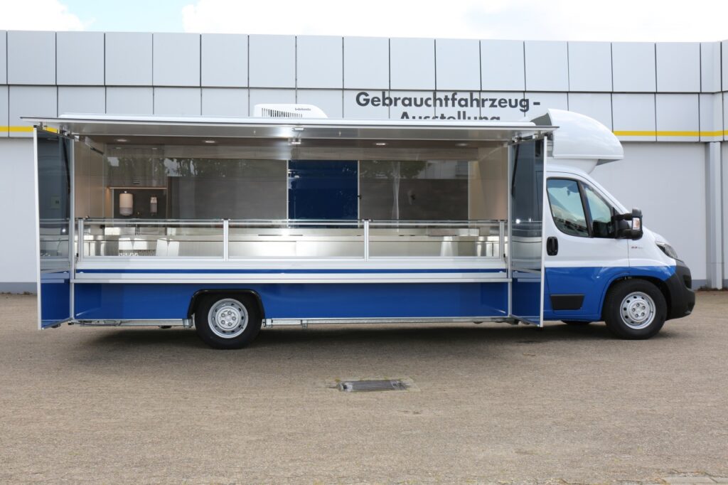 Gefrierschrank, Kühlanlage mit einer bis zu 32° Kühlung, Webasto Dachklimaanlage, diverses Thekenzubehör (Einlegebleche aus Edelstahl, Papierfach, uvm.)