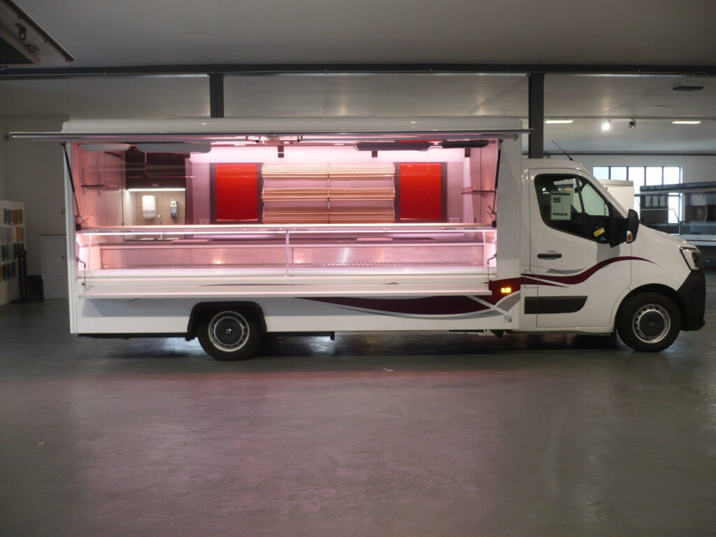 Wochenmarkt Verkaufsmobil mit umfangreicher Ausstattung: Zweifache Reihe BÄRO LED-Strahler über der Kühltheke, verstärkte Kühlleistung 32° in der Kühltheke sowie 3 Kühlfächer unter Theke, Alu-Seitenblenden und LED-Lichtstrank unter der Verkaufsklappe. Renault mit Klang & Klima Paket