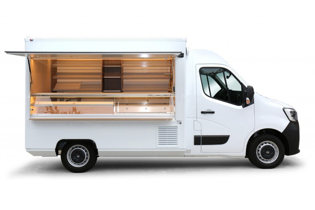 Das Verkaufsfahrzeug ist mit einer Backwarentheke ausgestattet, der Thekenaufsatz ist ein radialer Hebelbeschlag.  Die Kühltheke ist mit einem eutektischen Kühlplattensystem ausgestattet, sowie mit 2 schiebbaren Acrylglasscheiben, Einem klappbaren Thekenaufsatz, Neuste LED-Lichttechnik mit hoher Lichtleistung, die Brotborde haben  Aluminium-Rundstäben und gehen über 3 Etagen an der Rückwand, unter der hinteren Arbeitsfläche ist Platz für 5 Nachschub - Kuchenbleche, Warenpräsentationsregal, Durchgang zum Fahrerhaus mit einer verschließbaren Drehtür, Läutewerk,Lithium-Ionen-Antriebsbatterie-Technik, Renault Master EURO 6d-TEMP, Ganzjahresreifen, Reflektor Folienstreifen an der Verkaufsklappe, DAB-Radio, LED-Schlussleuchten.