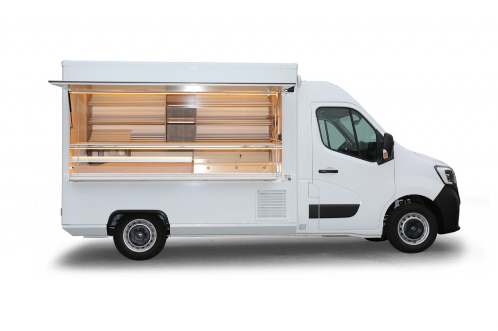 Das Mobil ist mit einer Backwarentheke ausgestattet, der Thekenaufsatz ist ein radialer Hebelbeschlag.Die Kühltheke ist mit einem eutektischen Kühlplattensystem ausgestattet, sowie mit 2 schiebbaren Acrylglasscheiben. Über der Verkaufstheke befinden sich Stauraumfächer; LED-Lichttechnik mit hoher Lichtleistung, die Brotborde haben  Aluminium-Rundstäben und gehen über 3 Etagen an der Rückwand, unter der hinteren Arbeitsfläche ist Platz für 5 Nachschub - Kuchenbleche; rutschfester antibakterieller Sicherheitsfußboden, Durchgang zum Fahrerhaus mit einer verschließbaren Drehtür, Läutewerk, Lithium-Ionen-Antriebsbatterie-Technik, Renault Master EURO 6d-TEMP, Ganzjahresreifen, LED-Schlussleuchten