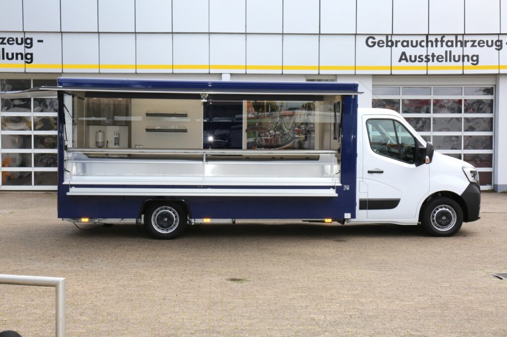 Zusätzliche Verkaufsklappe im Heck, Dachecke aus Trevira, Verkaufskühltheke OPTIMA mit einer 25° Kühlung, klappbarer Thekenaufsatz, Isoliertruhe, LED Lichtleiste HO